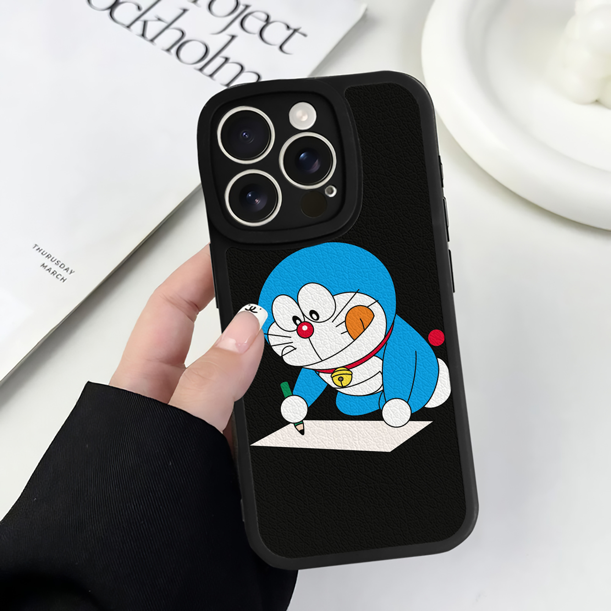（画像用） ドラえもん Doraemon 【iPhone 16シリーズ対応】シリコンスマホケース（レザー調） 材質：シリコン